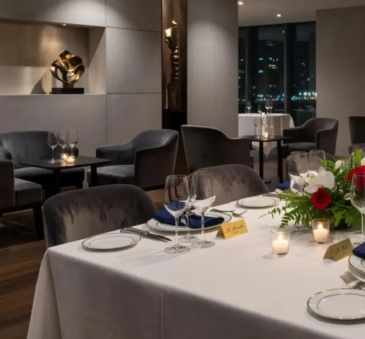 Elegánsan megterített privát rendezvényasztal a Garden Tips Daily Lounge-ban
